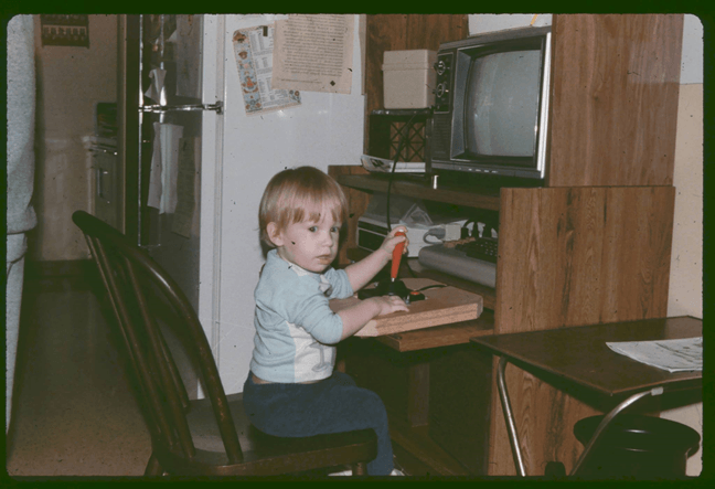 Josh avec son premier ordinateur Commodore à l’âge de 2 ans
