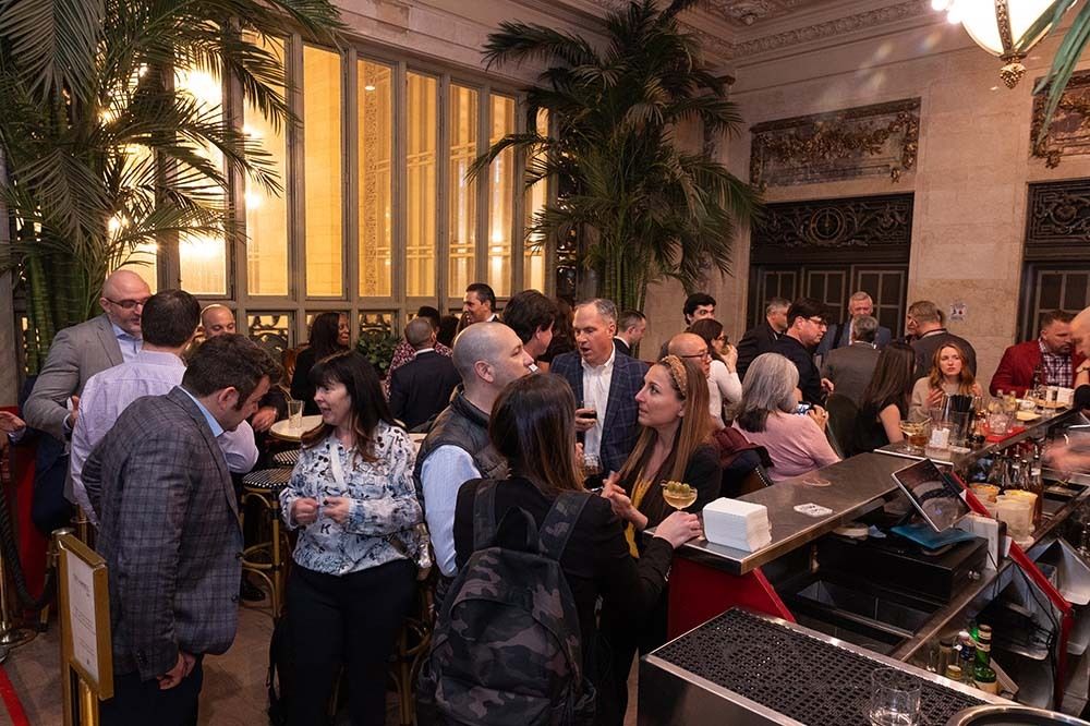 Photo de personnes parlant dans un bar d’hôtel
