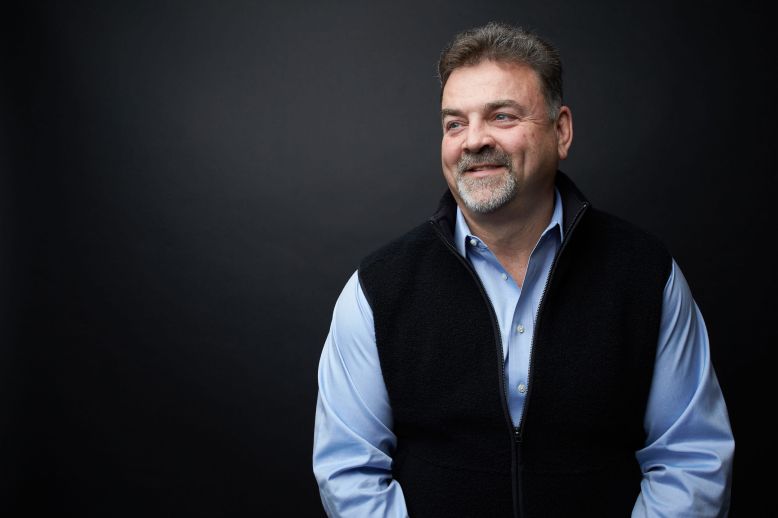 Portrait professionnel d’un homme sur fond sombre