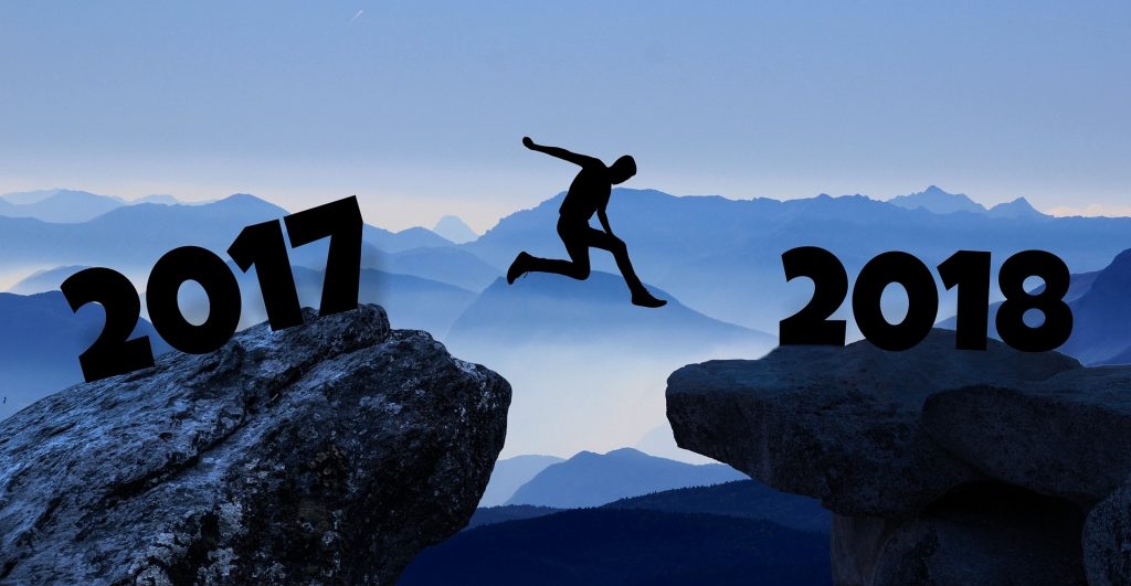 Silhouette d’une personne sautant entre des rochers étiquetés 2017 et 2018