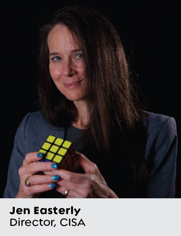Photo d’une femme en blazer bleu tenant un cube de Rubik