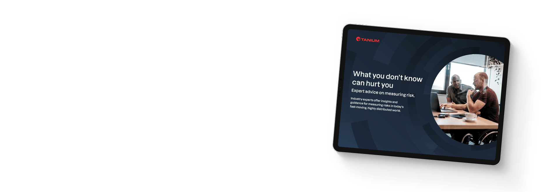 Maquette de tablette de l’eBook « Ce que vous ne savez pas peut vous faire du mal : conseils d’experts sur la mesure des risques » avec des personnes en couverture