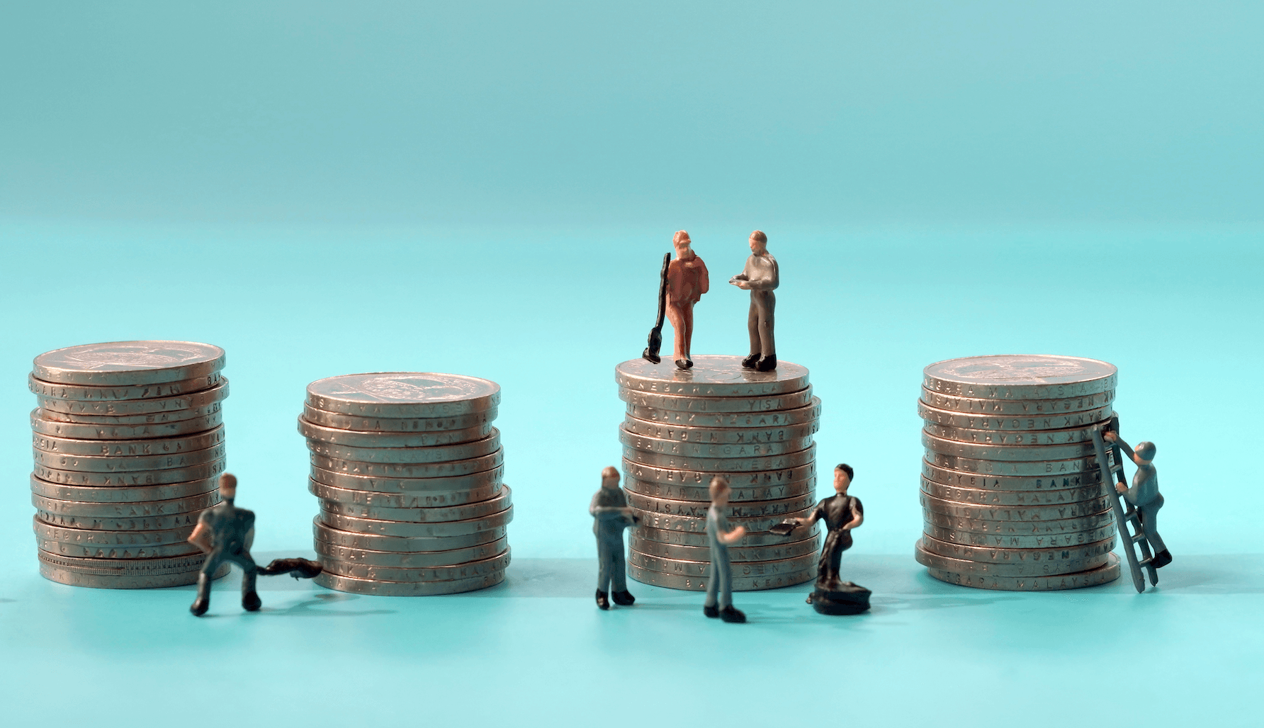Des figurines miniatures de travailleurs se tiennent à côté de tours de pièces d'argent.