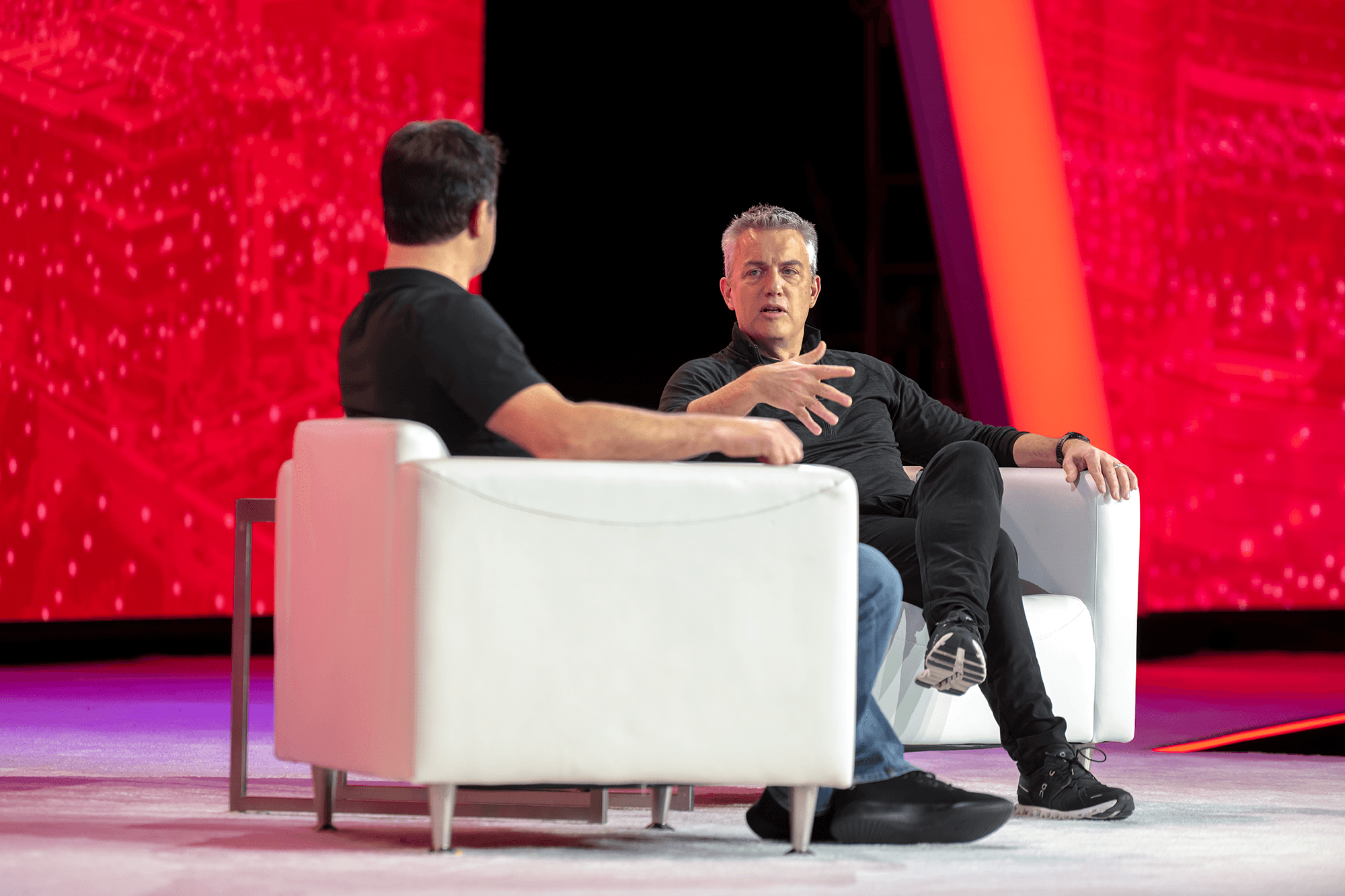 Orion Hindawi, cofondateur de Tanium, sur scène avec Rob Lefferts, vice-président de Microsoft, au Converge 2022