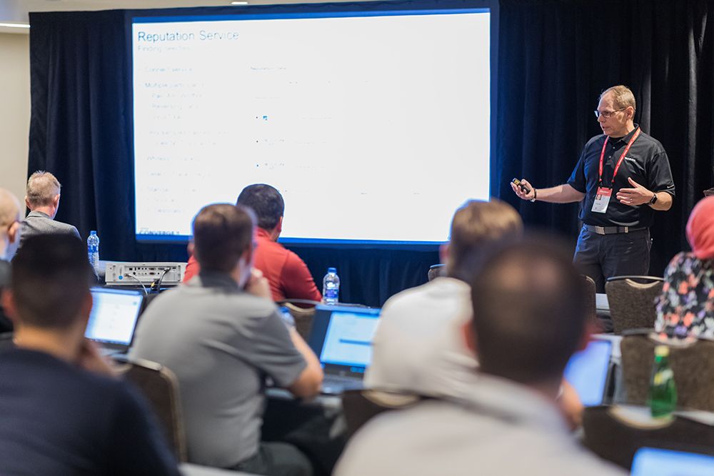 Présentateur donnant une session de laboratoire technique au public lors de la conférence CONVERGE 2019