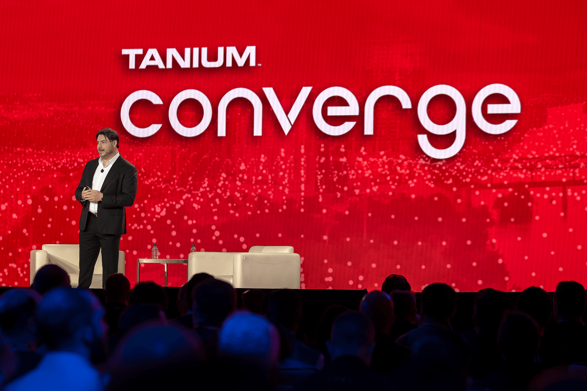 Steve Daheb, directeur marketing de Tanium, fait une présentation sur scène lors de Tanium Converge 2022