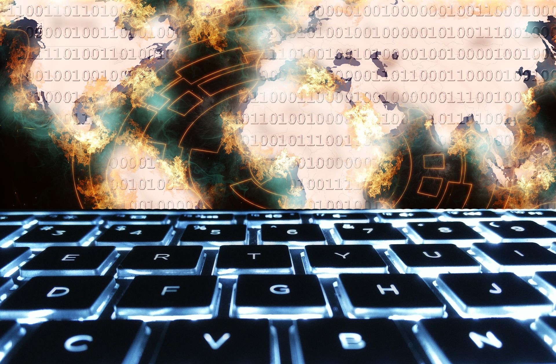 Image composite avec clavier brillant au premier plan et explosions avec superposition de code binaire