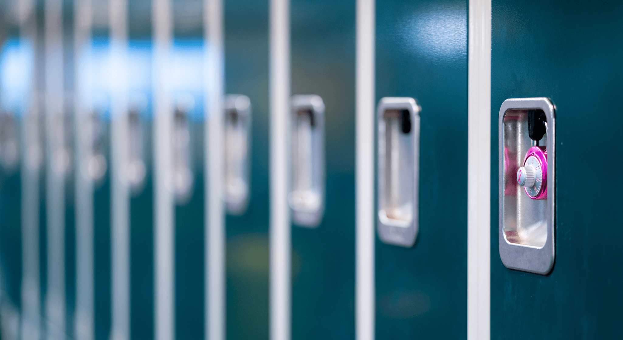 Image vedette du blog. Photo d'une rangée de casiers scolaires, dont un fermé par un cadenas.
