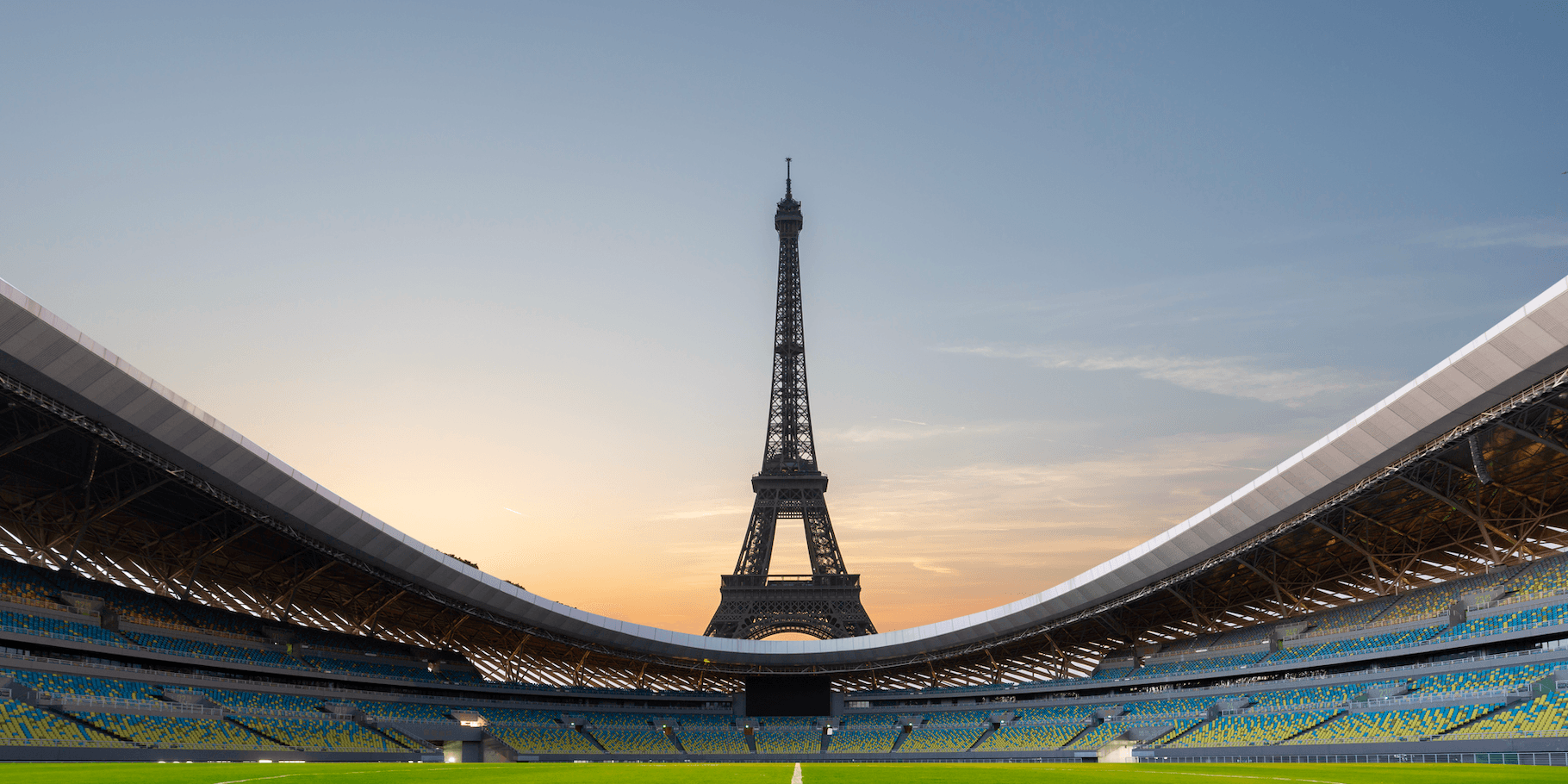 Vue de l'intérieur d'un stade, la Tour Eiffel se dresse au loin