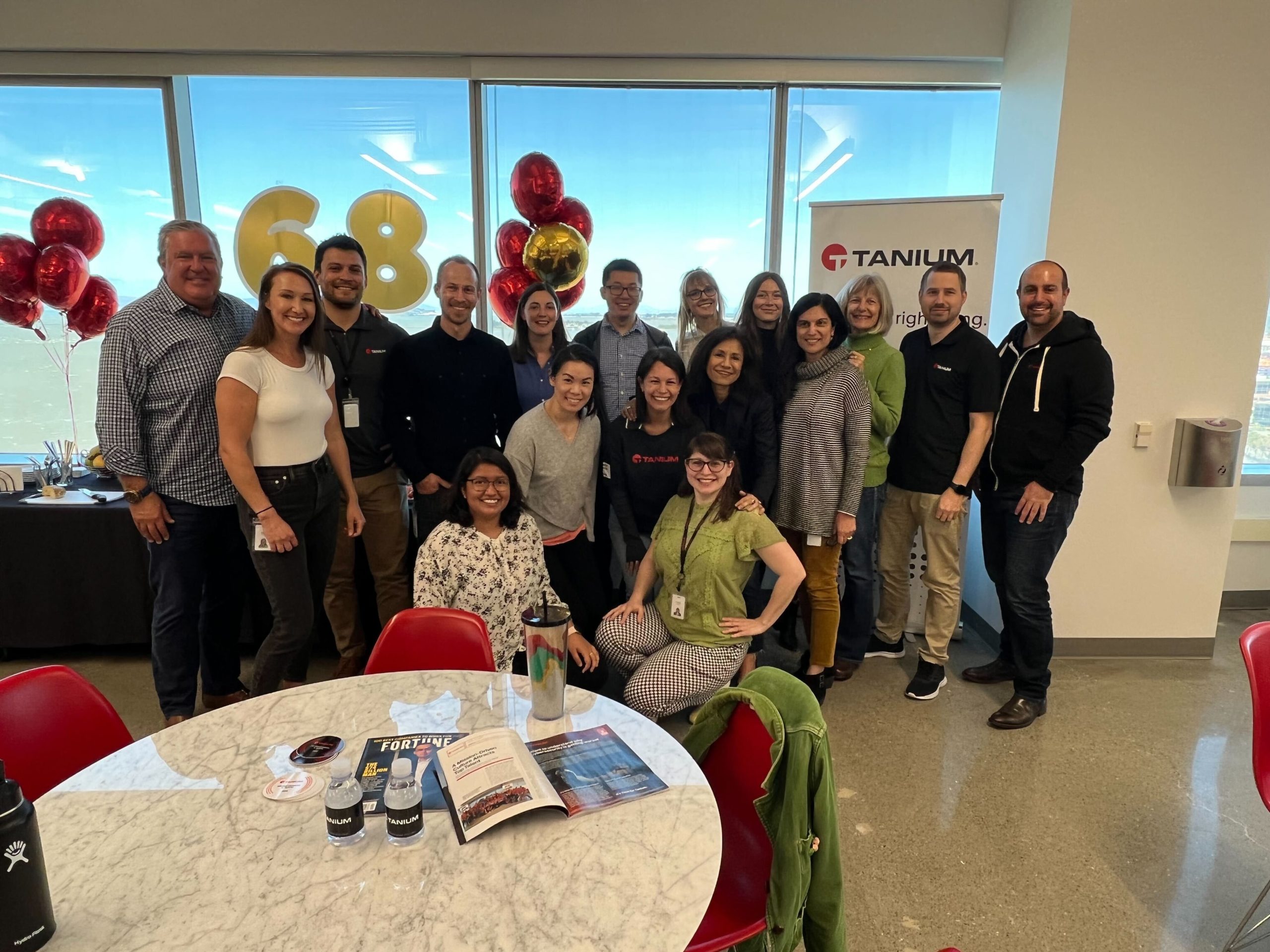 Les membres de l’équipe célébrant leur nomination dans la liste des “100 meilleures entreprises pour lesquelles travailler du magazine FORTUNE », dans notre bureau d’Emeryville, en Californie.