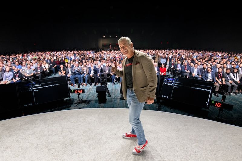 Image du PDG de Tanium, Dan Streetman, prenant un selfie avec les participants de Converge