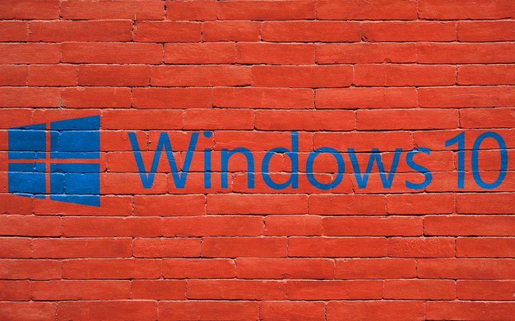 Logo Windows 10 peint sur un mur en brique rouge