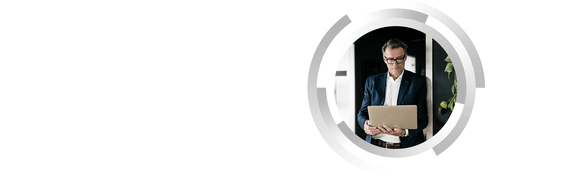 Homme en costume bleu avec un ordinateur portable, portrait circulaire avec design géométrique