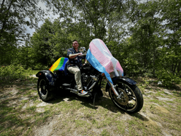 Personne conduisant une moto avec un tissu fluide coloré