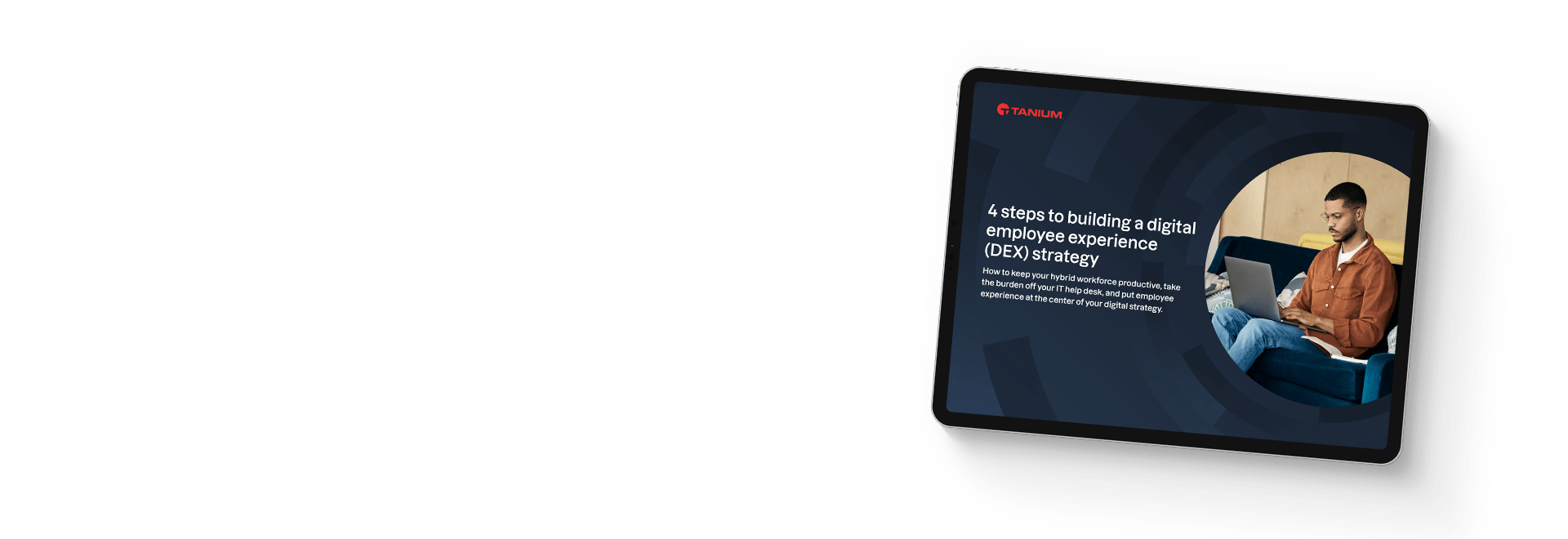 Tablette montrant quatre étapes pour créer un eBook sur la stratégie d’expérience numérique des employés (DEX) avec l’homme