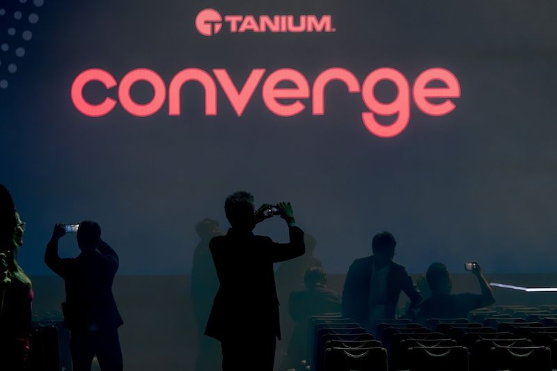 Étape CONVERGE 2024 avec logo Tanium et participants