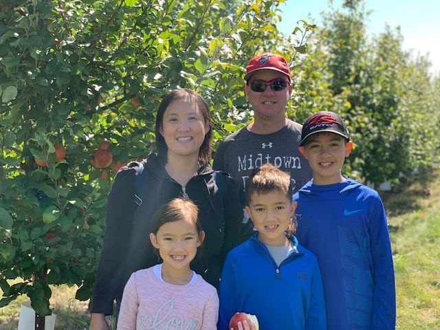 Photo de l’ingénieure Tanium Cathy Nguyen et de sa famille