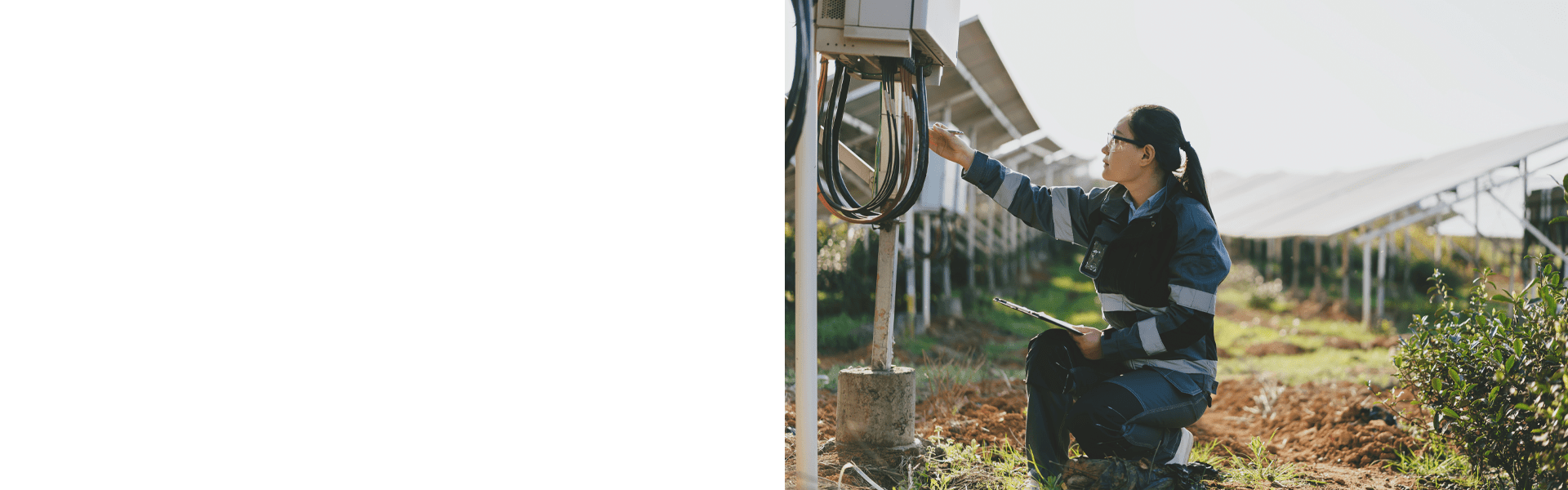 Un technicien travaillant sur une infrastructure énergétique en plein air