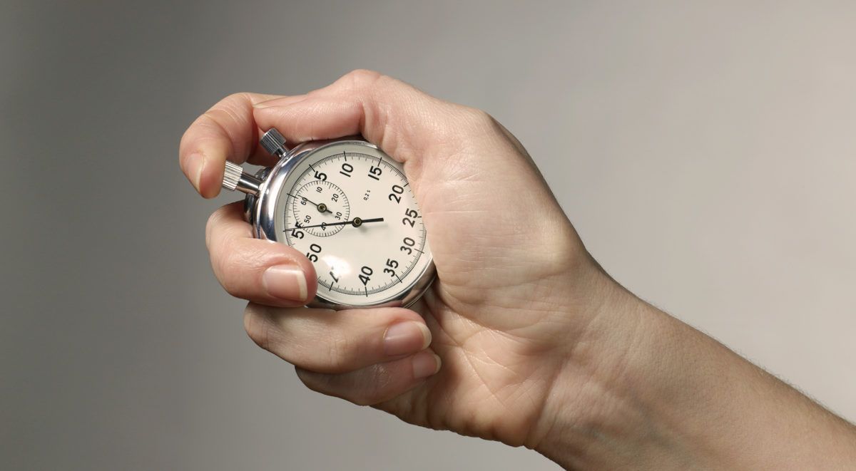 Main tenant un chronomètre analogique