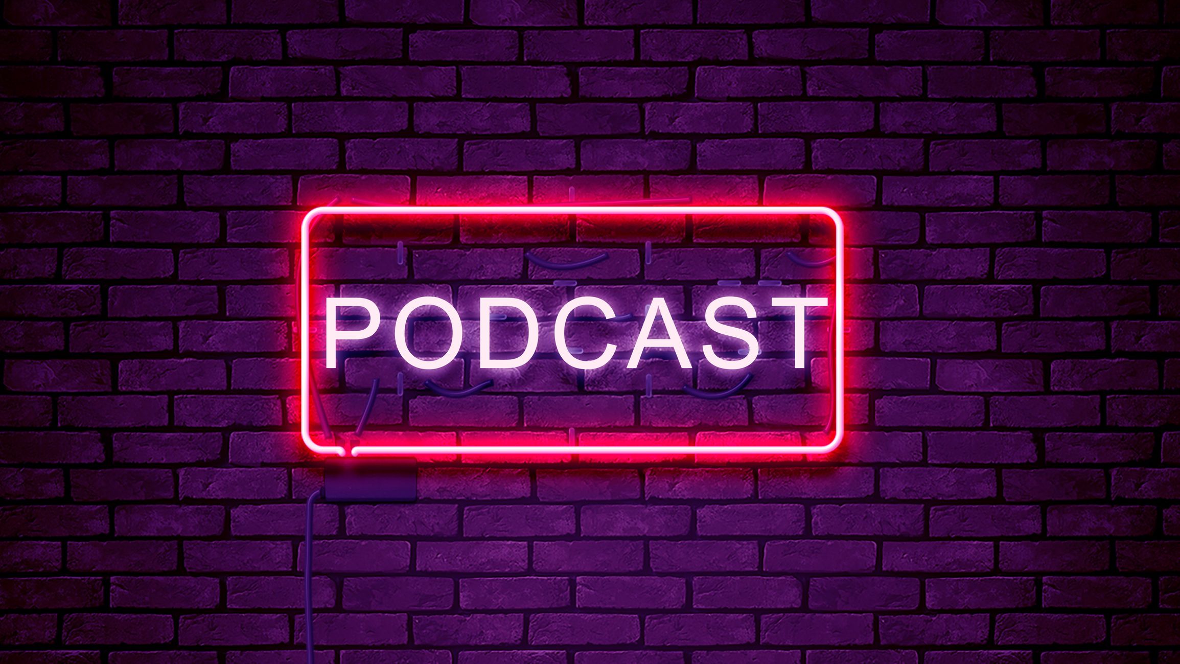 La photo d'une enseigne néon sur un mur de briques avec l'inscription « podcast ».