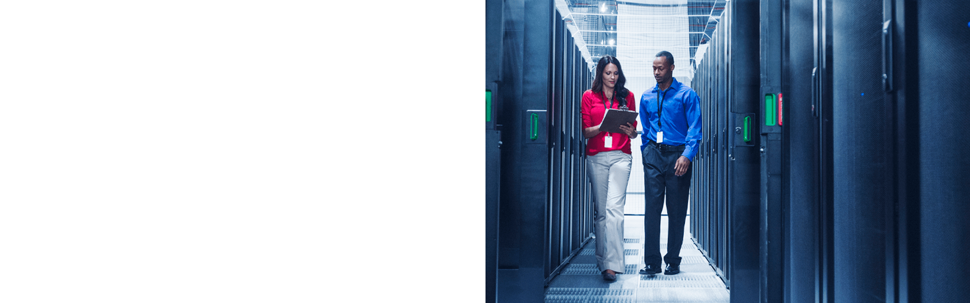 Deux professionnels travaillant dans un datacenter avec une infrastructure réseau