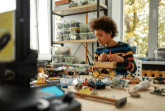 Enfant travaillant avec des blocs de construction de jouets à une table avec des étagères en arrière-plan