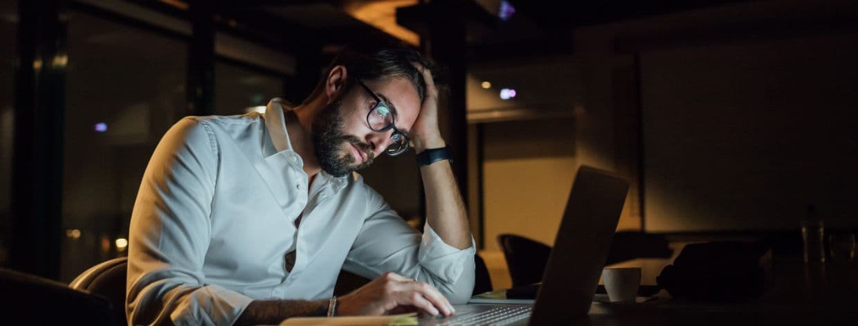 Un homme regardant l'écran d'un ordinateur