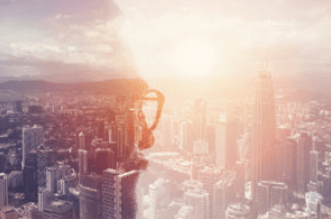 Icône de bouclier de sécurité superposée sur le paysage urbain au coucher du soleil