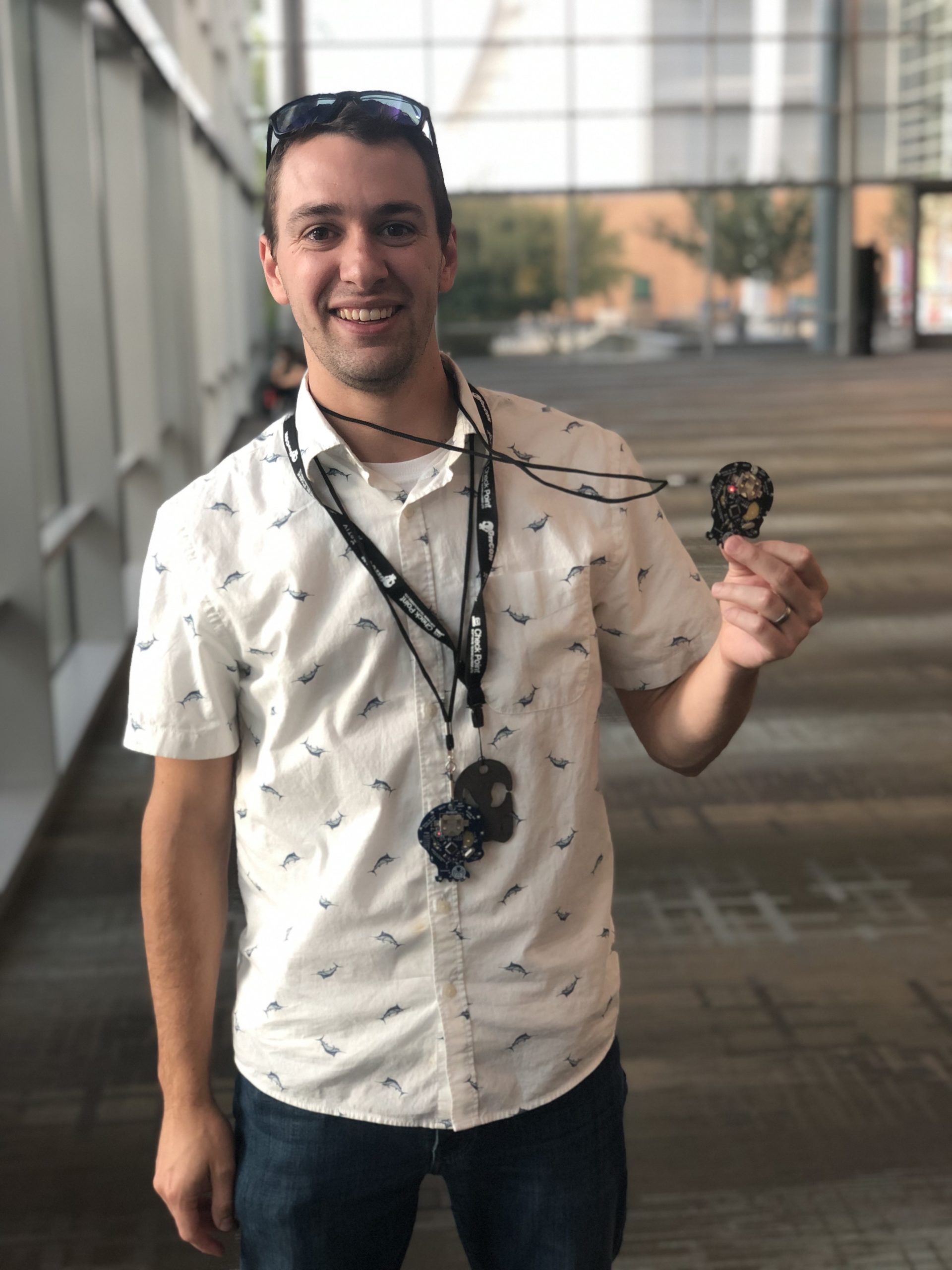 Connor Ivens tient son Black Badge après avoir remporté GrrCON, ce qui lui donne un laissez-passer gratuit pour la conférence à vie.