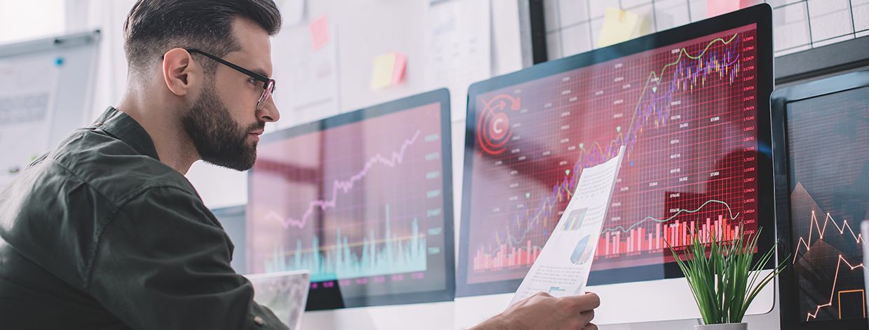 Vue de profil d'un analyste en sécurité de l'information en train de consulter des graphiques près de