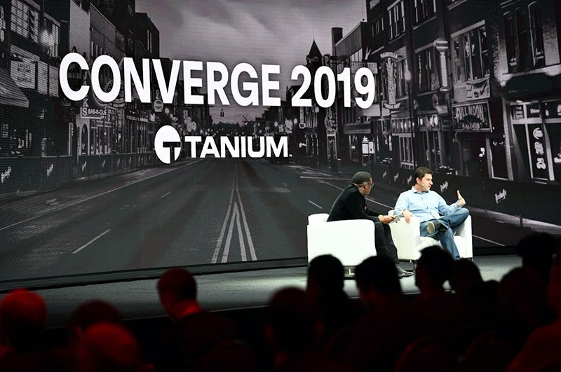Discussion de groupe avec deux intervenants à la conférence CONVERGE 2019 Tanium