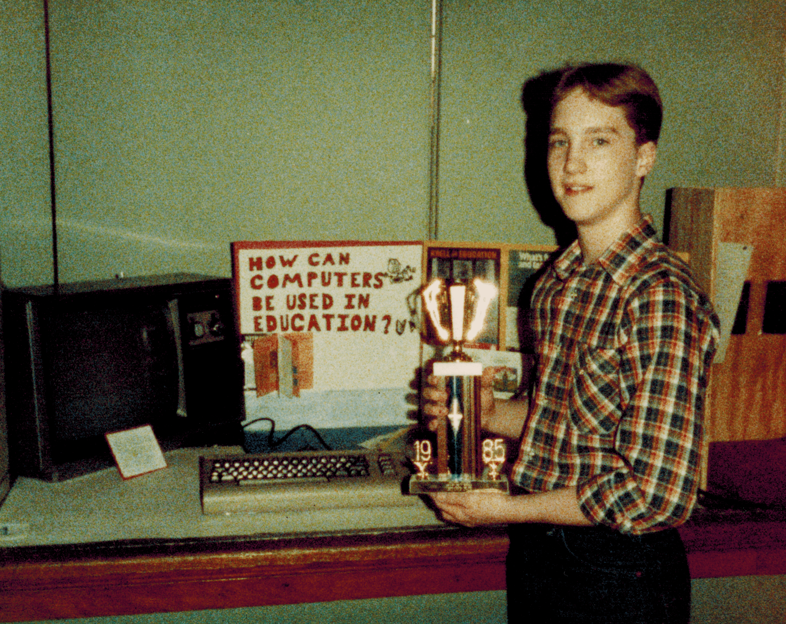 Ashley McGlone tenant son trophée lors du salon des sciences de la classe 1985