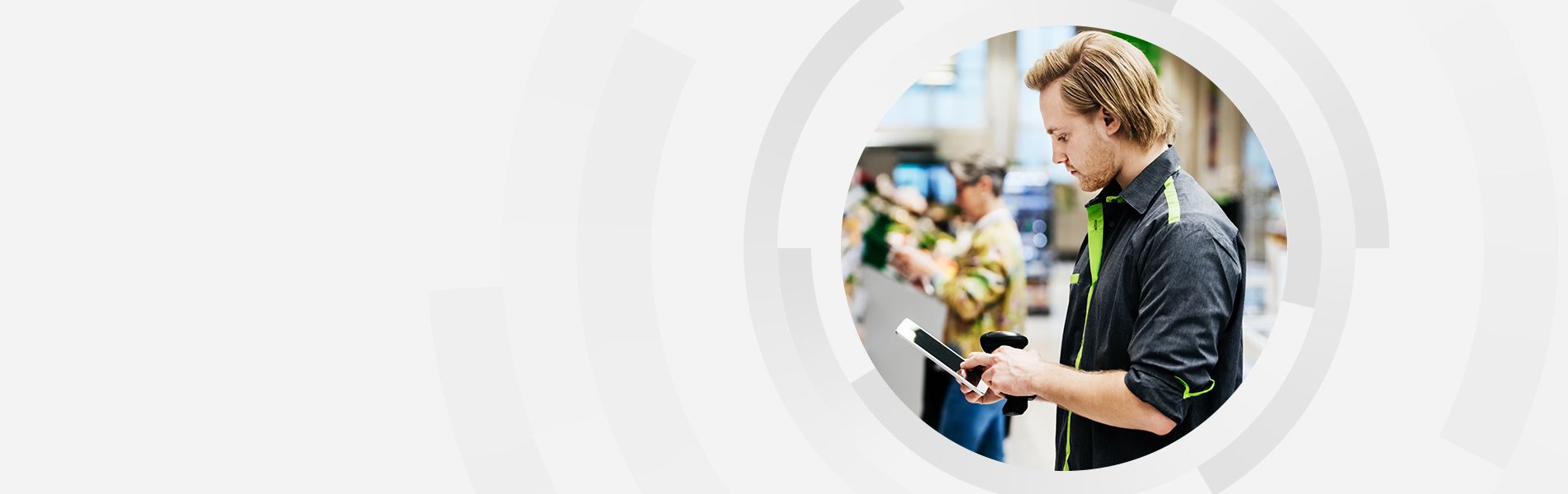 Collaborateur de vente au détail utilisant une tablette dans l’environnement du magasin