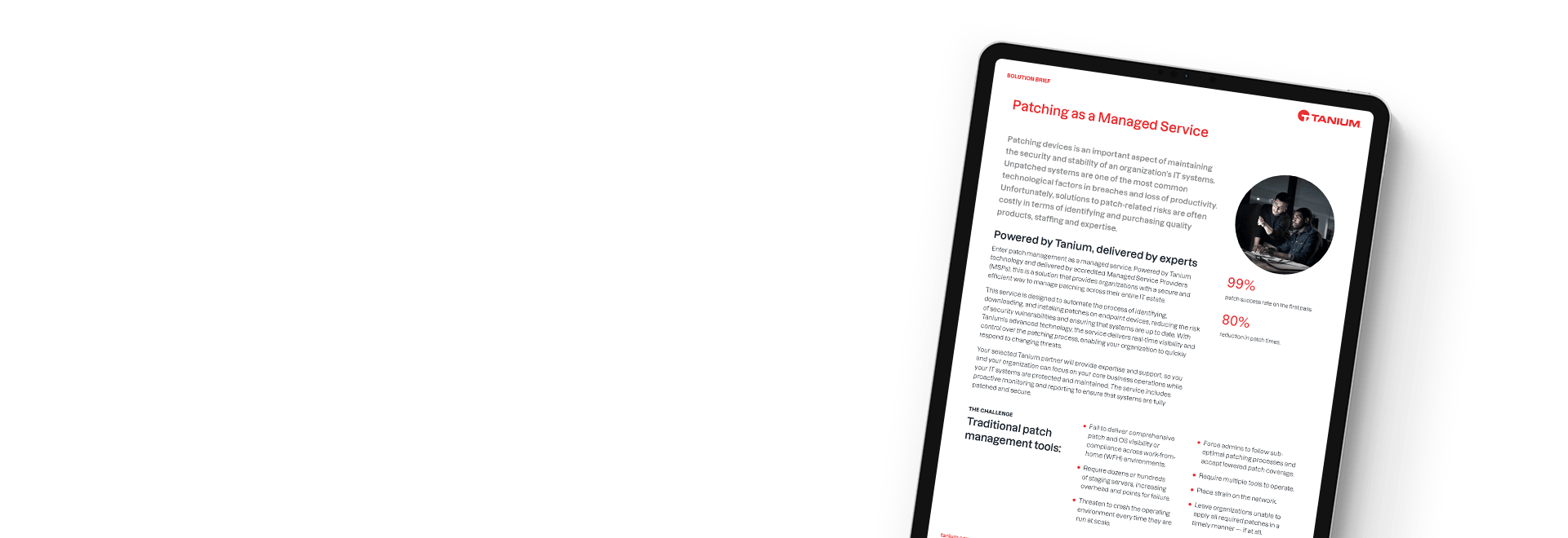 Tablette affichant la fiche solution « Patch en tant que service géré » avec photo d'équipe