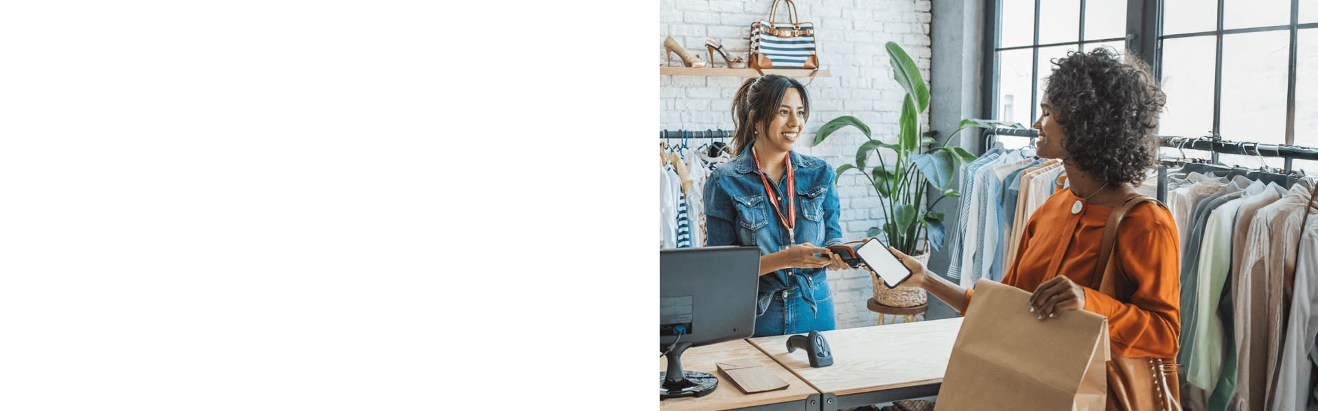 Environnement de vente au détail avec des acheteurs et du personnel