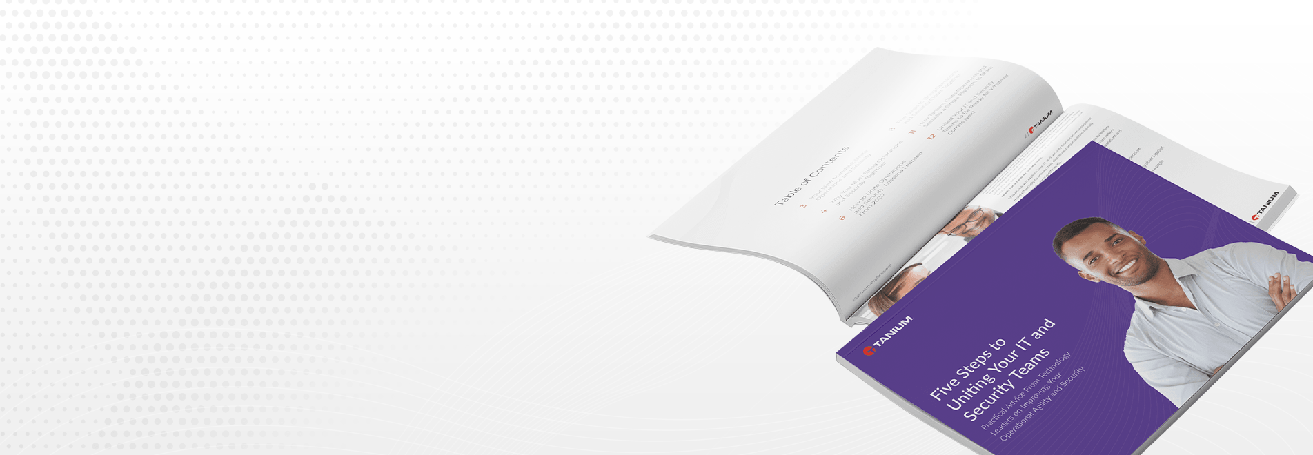 Tablette affichant cinq étapes pour unir vos équipes informatiques et de sécurité eBook