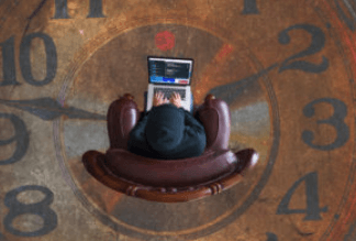 Illustration de mains tenant l’ordinateur portable au-dessus d’une grande horloge représentant la gestion du temps