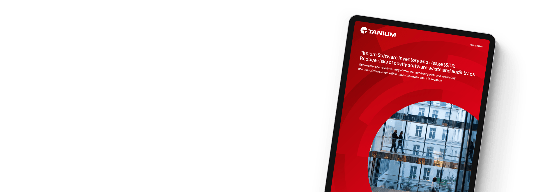 Tablette affichant le livre blanc « Inventaire et utilisation des logiciels Tanium : réduisez les risques de gaspillage logiciel coûteux et de pièges d’audit »