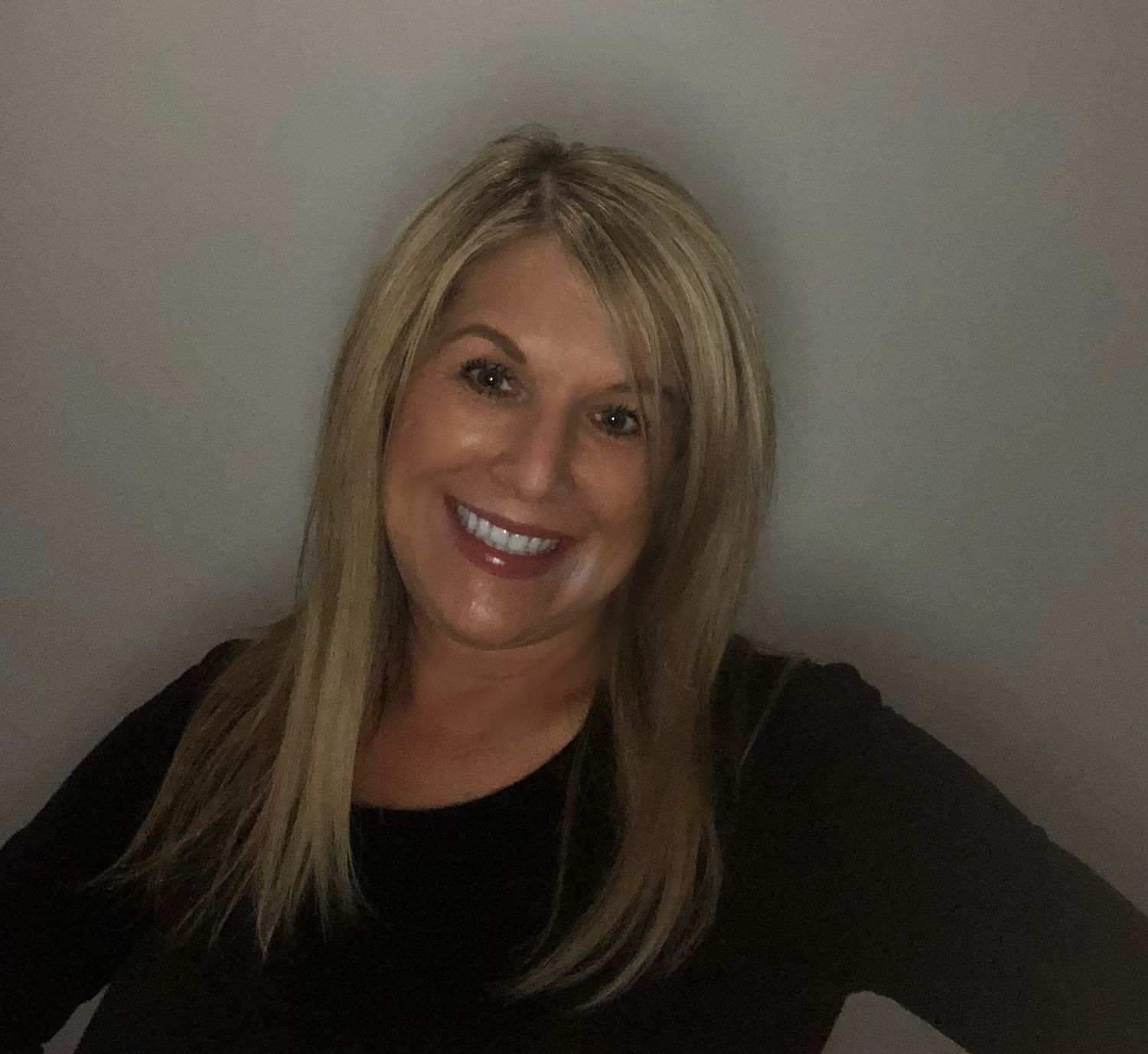 Photo d’une femme aux cheveux blonds souriants