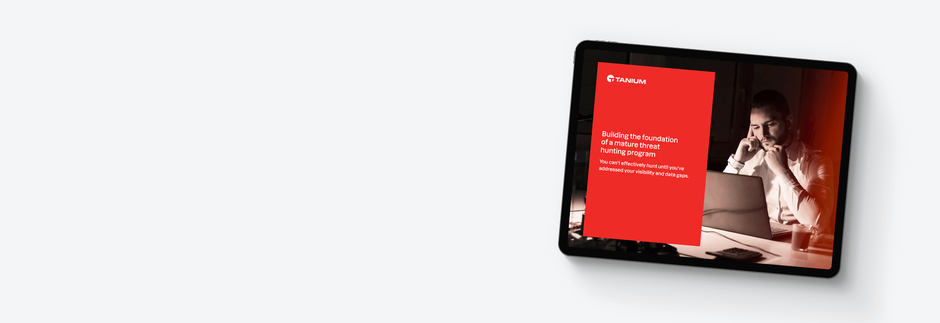 Maquette de tablette de l’eBook « Construire les bases d’un programme de chasse aux menaces mature » avec une personne au bureau