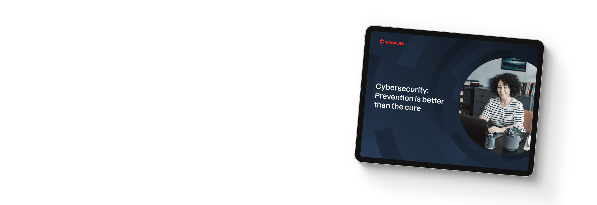 Maquette de tablette de l’eBook « Cybersécurité : la prévention est meilleure que la guérison » avec une femme en vedette