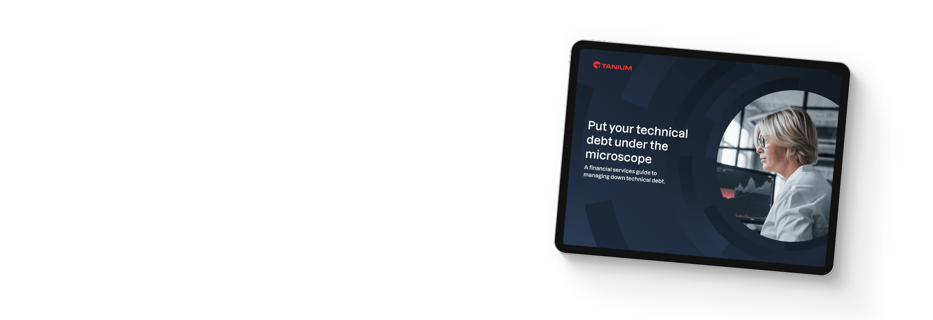 Tablette montrant l’ebook « Un guide des services financiers pour gérer la dette technique » avec une femme au bureau