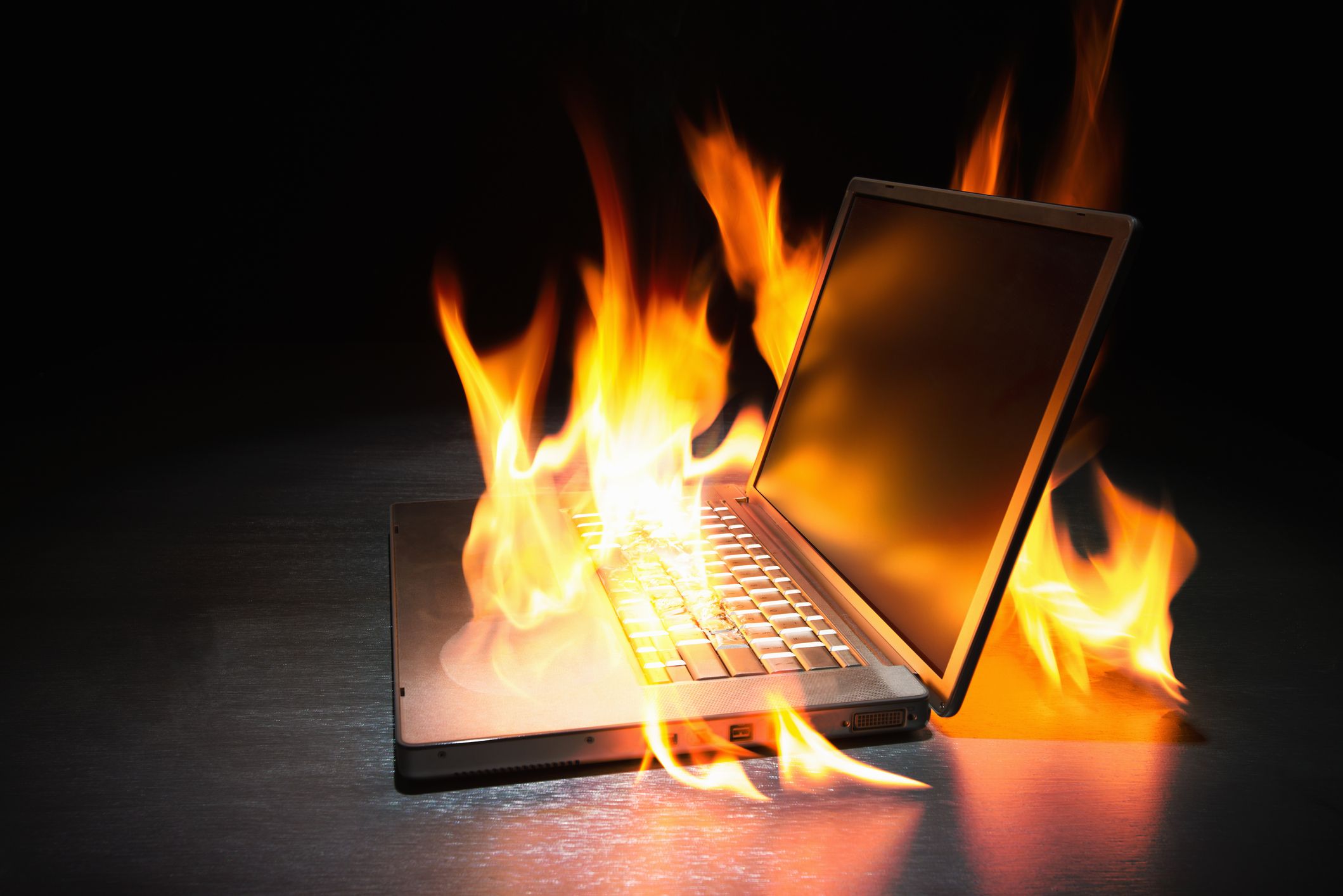 La photo d'un ordinateur portable en proie aux flammes.