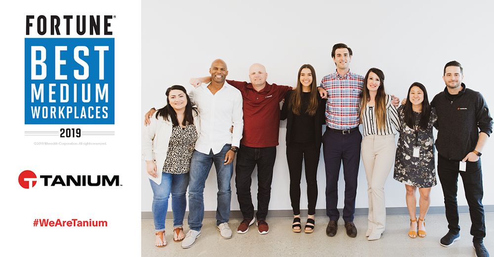 Photo de groupe de l’équipe Tanium avec le prix Fortune Best Medium Workplaces 2019