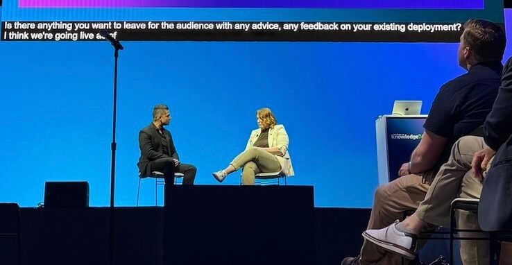 Deux femmes sur scène en conversation lors de la conférence Knowledge 2026